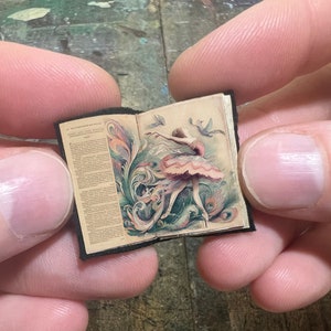 Miniaturowa książka baletowa – rekwizyt taneczny w skali 1:12 • Malutka książeczka z opowiadaniami do domku dla lalek lub na prezent • Ilustrowana otwarta książka z baletnicą