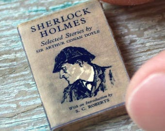 Miniature Sherlock Holmes Book – 1:12 Scale Detective Mystery Dollhouse Prop • Tiny Closed Book for Curio Shelf or Study Scene