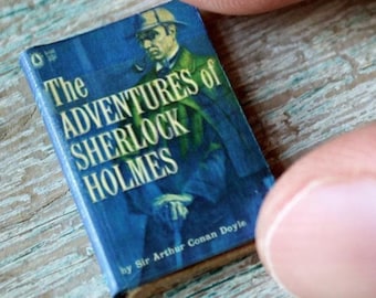 Miniature Sherlock Holmes Book – 1:12 Scale Mystery Dollhouse Decor • Detective Gift • Tiny Closed Book for Miniature Shelf or Curio