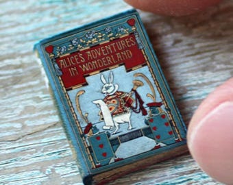 Miniatuur Alice in Wonderland Rabbit-volume – 1:12 fantasiepoppenhuisdecor • Klein vintage verhalenboek voor miniatuurplank of curiosascène