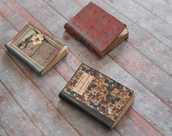 Juego de libros antiguos en miniatura: libros vintage para casa de muñecas a escala 1:12 • Libros pequeños cerrados • Miniaturas victorianas para biblioteca o estantería de curiosidades