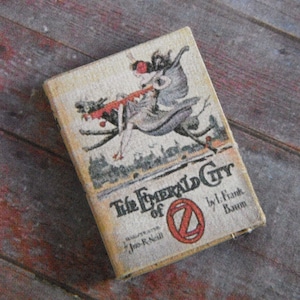 Miniatur The Emerald City of Oz Buch – Miniatur-Puppenhaus-Dekor • Tiny L. Frank Baum Sammlerstück