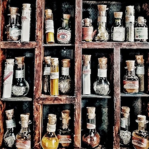 Frasco de boticário em miniatura com conteúdo misterioso