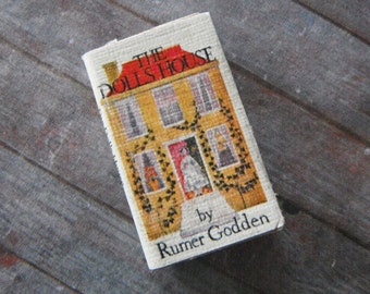 Libro en miniatura "La Casa de Muñecas" - Decoración para casa de muñecas a escala 1:12 • Libro cerrado diminuto • Miniatura vintage para habitación de bebé • Regalo literario