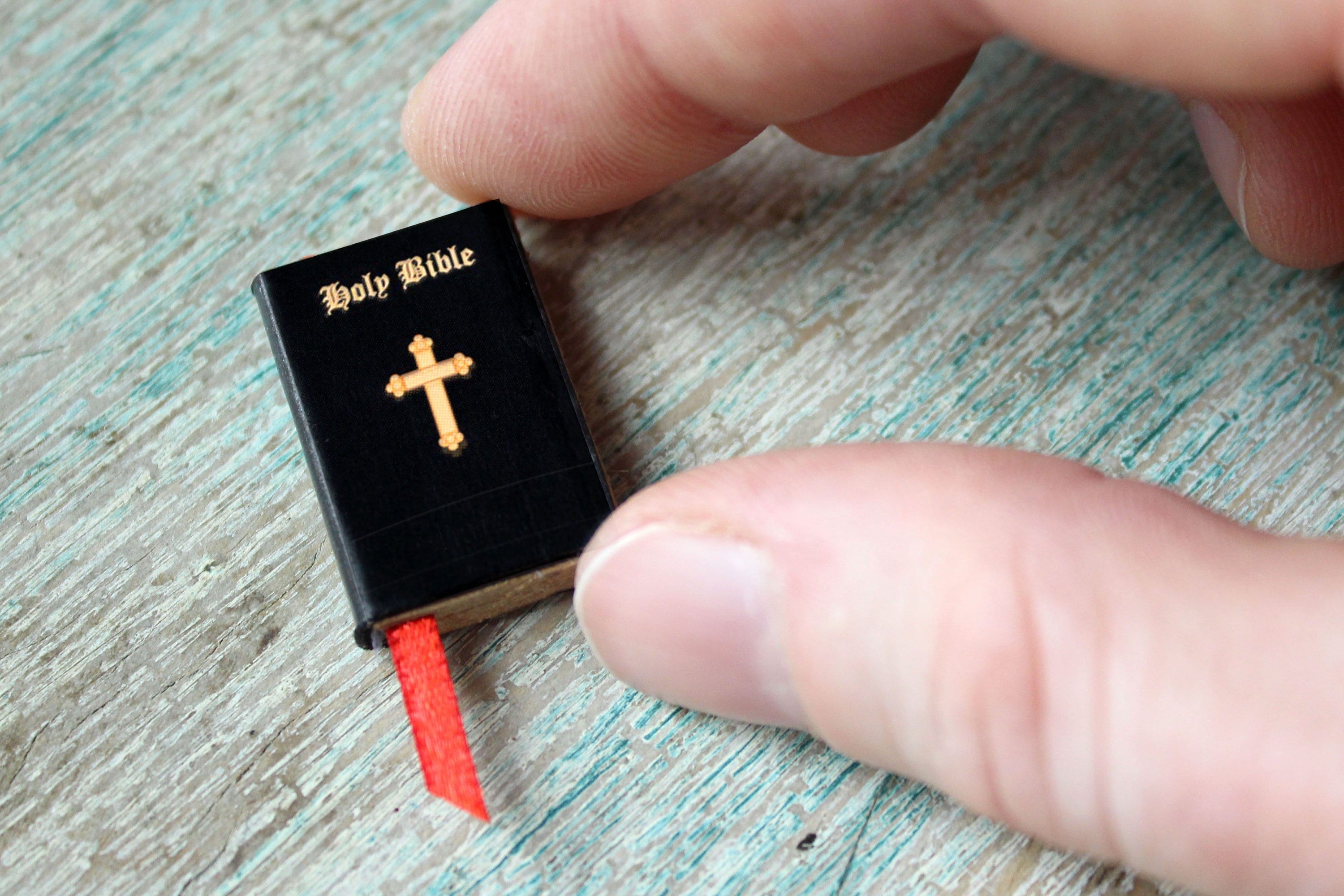 Miniature Bible – 1:12 Scale Tiny Holy Book with Gold Cross & Red Ribbon • Dollhouse Christian Prop • Collectible Closed Mini Book