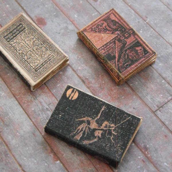 Libri di incantesimi in miniatura per case delle bambole • Arredamento vittoriano in scala 1:12 • Piccoli libri chiusi per biblioteca o studio