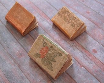 Miniaturowe trio antycznych książek – wystrój domku dla lalek w skali 1:12 • Malutkie zamknięte książki • Akcenty na półkę z osobliwościami
