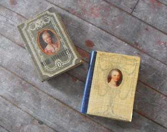 Livros em miniatura de Maria Antonieta – Decoração para casa de bonecas em escala 1:12 • Conjunto histórico em miniatura • Pequenos livros fechados para cenas vitorianas