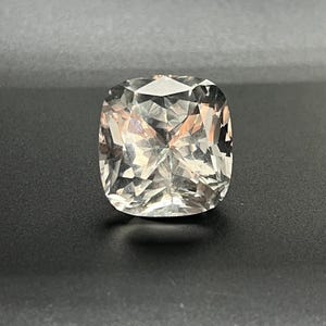 Cristal de cuarzo facetado de 66,85 quilates: piedra preciosa cojín de corte Old Mine