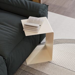 Könnte beinhalten: Ein Set aus drei Keramikbechern mit gesprenkelter, matter Oberfläche. Die Becher sind in Creme-, Hellgrau- und Dunkelgrautönen gehalten. Jeder Becher hat ein schlichtes, minimalistisches Design.