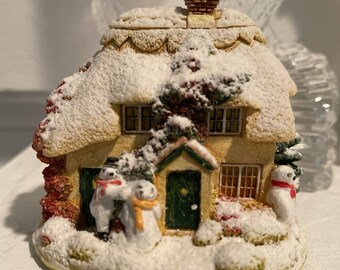 Lilliput Lane L2540 IT’S ICE To Make FRIENDS - The British Collection 2002