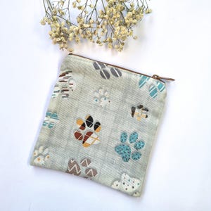 Bolsa con cremallera con estampado de patas, bolsa de tela hecha a mano para amantes de las mascotas, lindo monedero con diseño de patas, regalo para amantes de los perros y los gatos, accesorio de viaje, bolsa de baño
