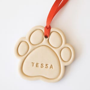 Enfeite de pegada de cachorro personalizado: presente de argila para memorial de animal de estimação
