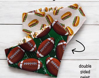 Pañuelo reversible para perro: fácil de poner y quitar, estampado de fútbol y bocadillos.