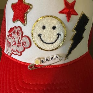 Gorra de camionero roja y blanca de Alabama