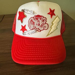 Gorra de camionero roja y blanca de Alabama