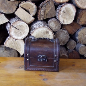 Vintage trunk box, wood and metal, victorian  jewellery box in old trunk design, vintage vanity box, wooden retro trunk