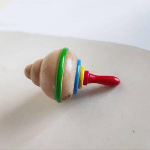 ヴィンテージのこま、段付き、カラフルな木製こま、レトロスタイルのこま