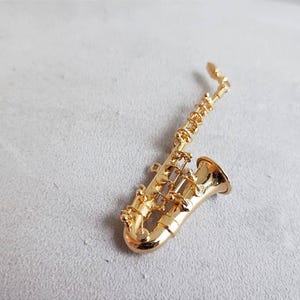 Miniature saxophone instrument, vintage miniature of saxophone in gold plated alloy, tiny gold saxophone figurine, miniatures collection