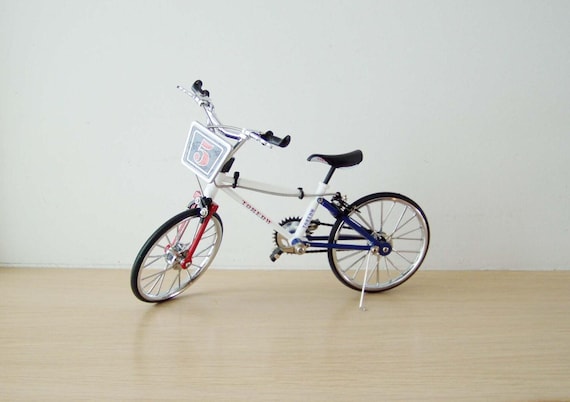 マウンテンバイクのミニチュア、赤青白の toredw レトロマウンテン