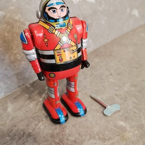 ブリキ玩具ロボット●WIND-UP WALKING ASTRONAUT ブリキ玩具ロボット○WIND-UP WALKING ASTRONAUT - メルカリ
