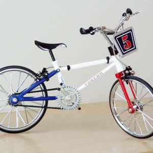 Bicicleta de montaña en miniatura, bicicleta de montaña retro toredw en rojo, azul y blanco, coleccionable de metal, bicicleta vintage para niños en miniatura