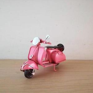 Pink scooter miniature, metal scooter miniature in pink, retro collectible bike, decorative mini scooter, italian style, pink bike gift