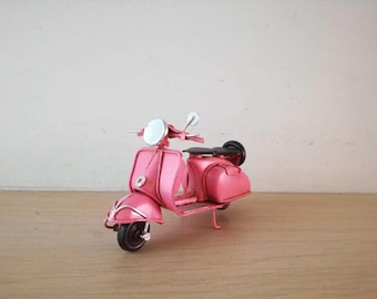 Pink scooter miniature, metal scooter miniature in pink, retro collectible bike, decorative mini scooter, italian style, pink bike gift