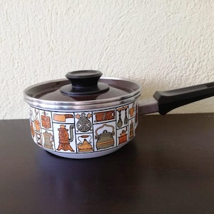 Vintage enamel scaucepan, vintage emaille cooking pot with long handle and cooking stuff decor, beige enamel milk warming pot