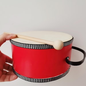 Vintage Spielzeugtrommel, rot weiße Spielzeugtrommel mit hölzernem Trommelstock und schwarzem Halteband, Vintage Spielzeug,Membran und Metalltrommel