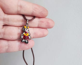 Colar com pingente da Minnie Mouse, pingente vintage da Minnie Mouse em prata esterlina e esmalte em marrom canela, cordão de cetim, colar de menina