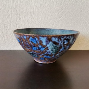 bol vintage en grès, bol en céramique d&#39;art populaire avec décoration à la cire perdue de feuilles vertes et de fleurs bleues, bol conique en poterie grecque