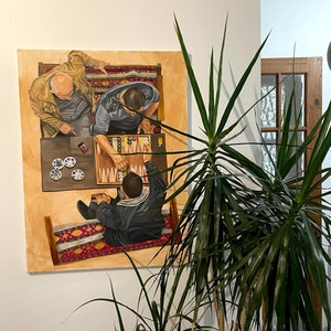 Puede incluir: Una pintura al óleo representa a tres personas jugando al backgammon. Los jugadores están sentados alrededor de un tablero de backgammon de madera, con dados y fichas visibles. La pintura está ambientada sobre un fondo neutro, con una alfombra decorativa y una planta en primer plano.