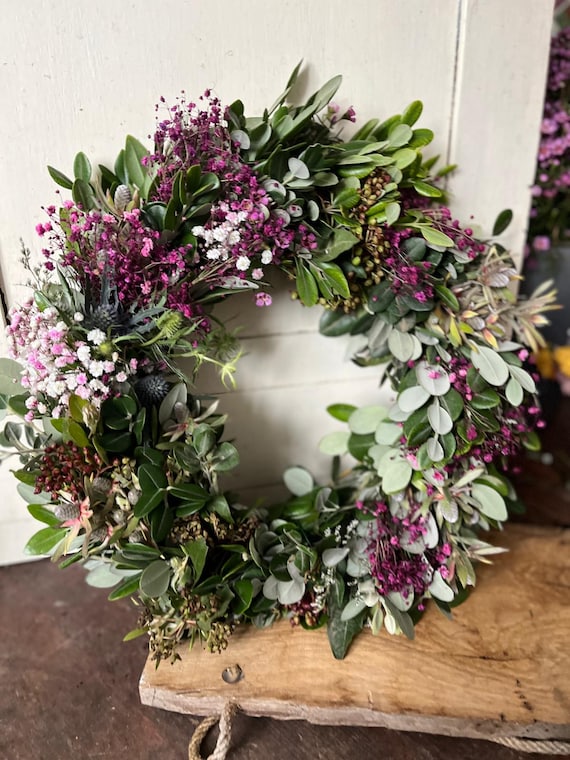 Kranz Mit Disteln & Blumen – Handgebunden Und Natürlich