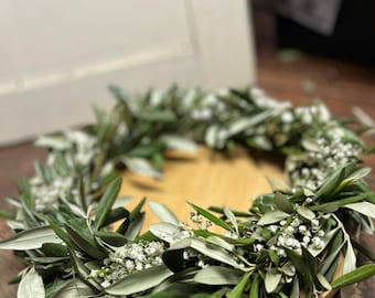 Dünn Gebundener Kranz aus Schleierkraut und Olive – Frisch Gebunden Tür- und Wanddeko
