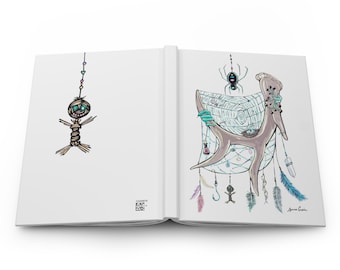 Puede incluir: Un libro abierto con ilustraciones en páginas blancas. La página izquierda muestra una pequeña muñeca vudú colgada de un cordón con cuentas. La página derecha muestra una cornamenta grande decorada con una araña, una telaraña, plumas, cristales y pequeños amuletos.
