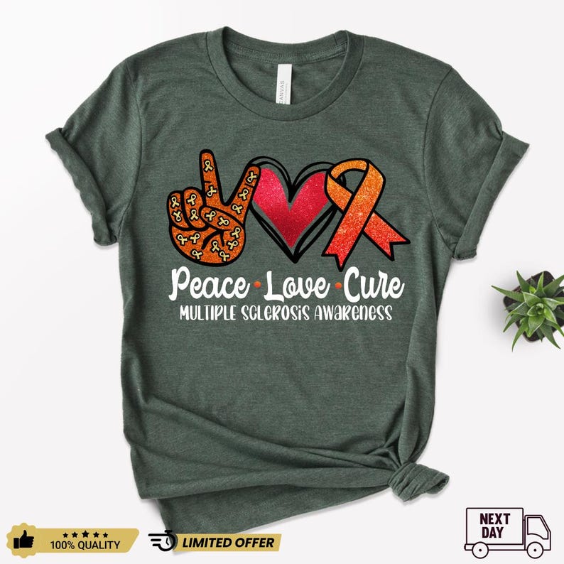 Puede incluir: Una camiseta verde oscuro con un signo de paz, un coraz&oacute;n y una cinta naranja. El texto "Peace Love Cure" y "Multiple Sclerosis Awareness" est&aacute; impreso en la camiseta.