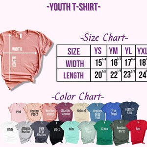 Puede incluir: Tabla de tallas para camiseta de ni&ntilde;o con medidas en pulgadas. La tabla muestra las medidas de ancho y largo para las tallas YS, YM, YL y YXL. Una tabla de colores muestra 18 colores de camiseta diferentes.