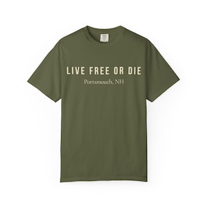 Camiseta personalizada &quot;Vive Libre o Muere&quot; de NH Town - Camiseta vintage con colores cómodos / Regalo personalizado de New Hampshire / Estilo costero y montañoso