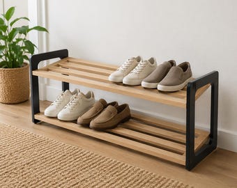 Scarpiera moderna nera, organizer in legno per l'ingresso, scaffale porta scarpe a due livelli con doghe, panca contenitore minimalista per il corridoio.