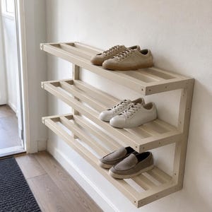 Zapatero de pared de tres niveles, organizador de entrada de madera maciza de fresno