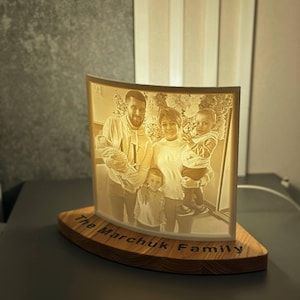 Personalisierte 3D Lithophan Nachtlicht mit Holzsockel - Personalisierte Familienfoto Lampe, einzigartiges Geschenk für Jubiläum, Hochzeit, Geburtstag