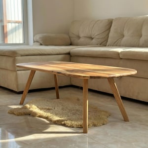 Mesa de centro multiusos: mesa de madera para salón, mueble minimalista funcional, un complemento versátil para el hogar.