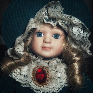 HAUNTED DOLL - Vintage Porzellan Puppe mit Geist Aufsatz - Christina