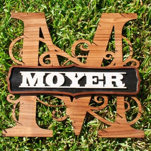 Letrero familiar personalizado con monograma, letrero de madera natural, regalo para recién casados, regalo de inauguración de la casa,