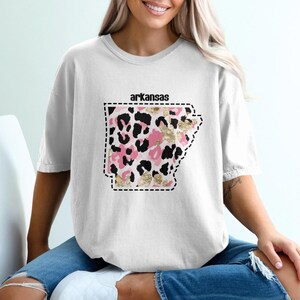 Comfort Colors Arkansas Leopardenmuster-T-Shirt, Zustands-Umriss-T-Stück, rosa und goldenes Tierdruck-Oberteil, Südstaatbekleidung, USA-Karte-T-Shirt