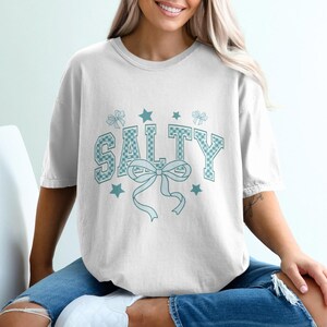 Camiseta Comfort Colors Salty, camiseta gráfica da moda, camisa xadrez com letras, blusa com laço de estrela, camisa sarcástica, roupa estética, presente para ela