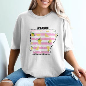Komfort Farben Arkansas Zitrone T-Shirt, State Pride T-Shirt, rosa Streifen, Südländischer Stil, Geschenk für sie, Sommer T-Shirt, süßes Zustand Shirt