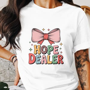 Hope Dealer PNG, Download Digital, Design de Sublimação, Impressão DTF, Laço Retro, Letras Coloridas, Vibrações Positivas, Arte para Impressão, Esperançoso