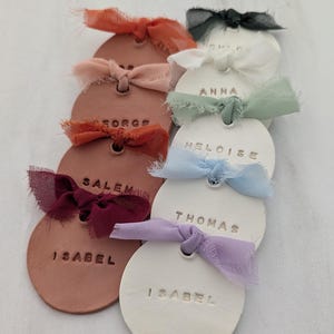 Gepersonaliseerde ronde plaatsmarkeringen van klei - naamhouders - bruiloft, doop, verjaardag, gastcadeaus, babyshower - keuze uit 9 kleuren